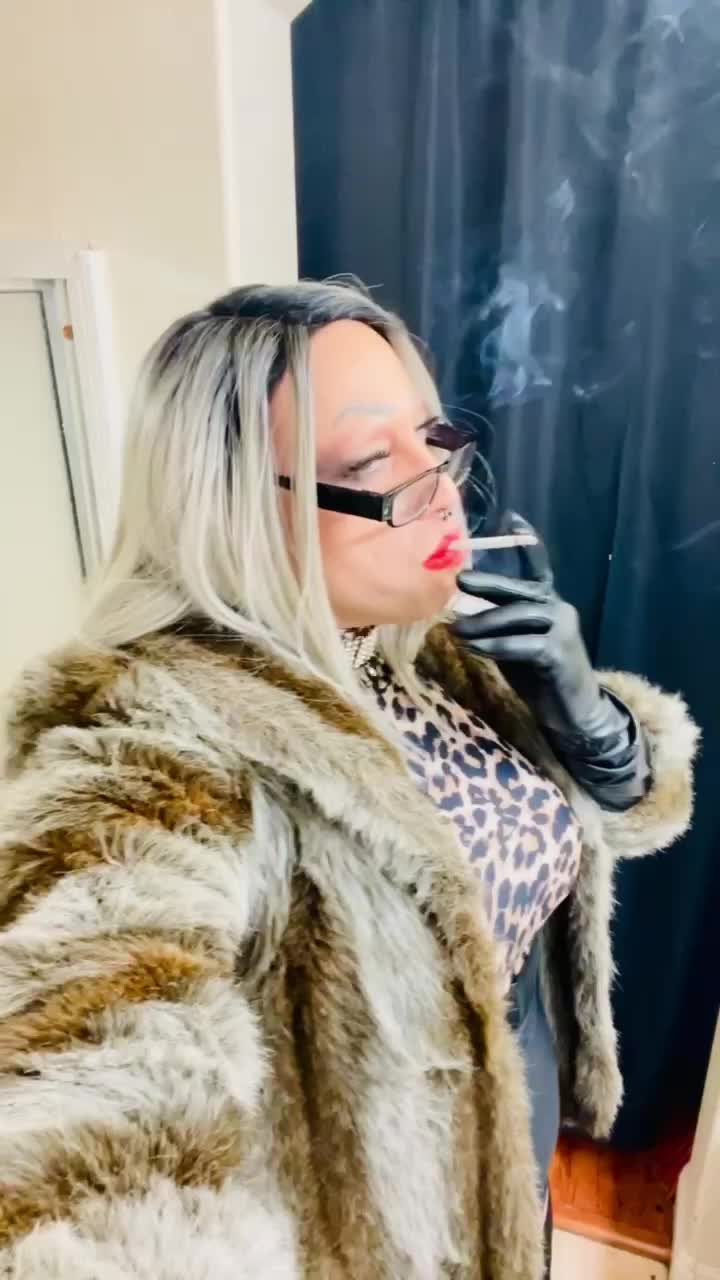 Marilyn Fur Smoking Fetish Model Tease