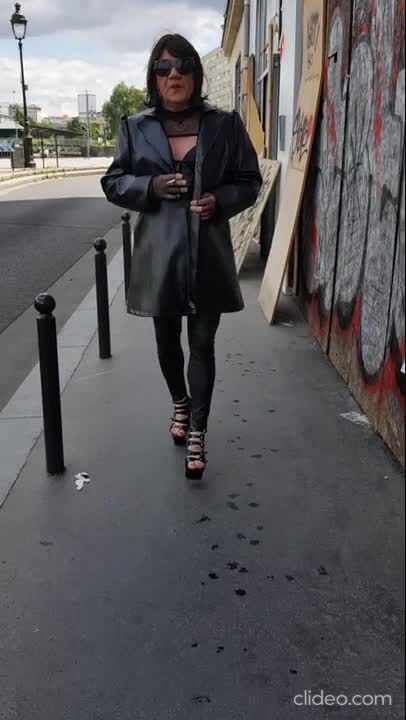 Walking and pissing in Paris